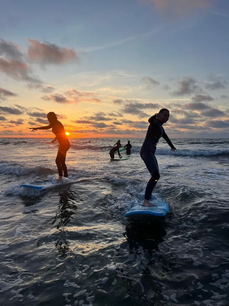 Surf débutant à Tamraght : Yoga, glisse et télétravail